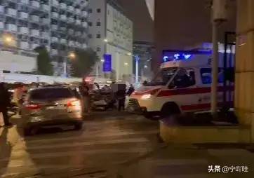 【独家新闻柳州一120急救车被车挡路10分钟病人经抢救无效去世！