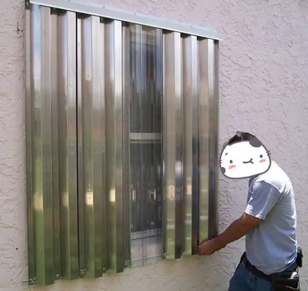 ​国外装完窗户不装防盗网，在外面铺一层透明塑料板，把窗户封死
