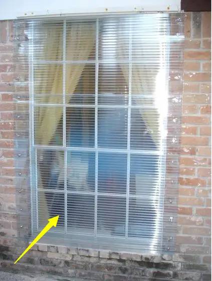 ​国外装完窗户不装防盗网，在外面铺一层透明塑料板，把窗户封死