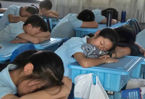 小学班级里设置“午休床”，惹人羡慕，家长：值得向全国学校推广