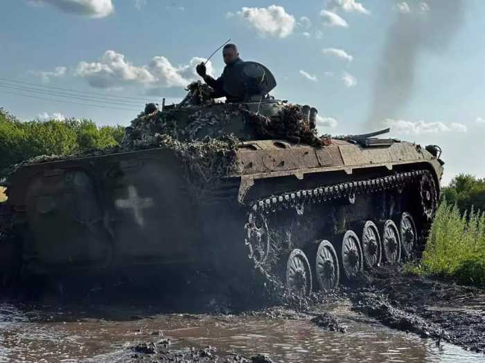 俄军报仇来得太快，豹2坦克装满列车出发：4枚俄罗斯导弹高速追杀
