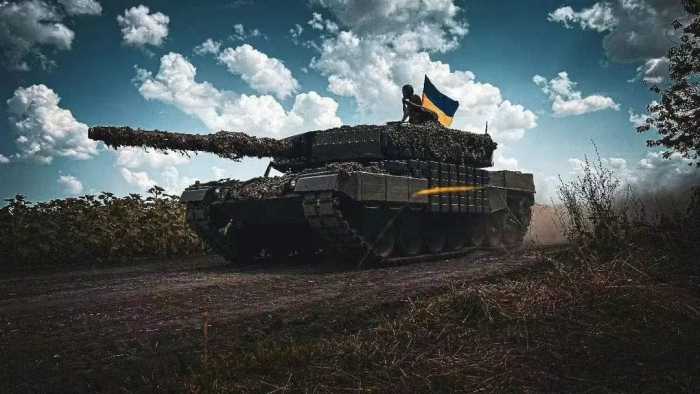 俄军报仇来得太快，豹2坦克装满列车出发：4枚俄罗斯导弹高速追杀