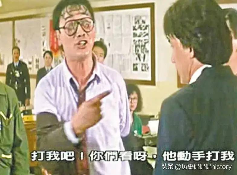 香港“三级片”教父，曹查理经典Pose依旧欠揍，女演员纷纷怀念