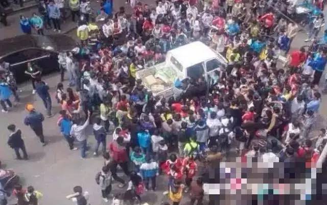 云南城管欲动手打摆摊老人 遭近数千名学生群殴城管