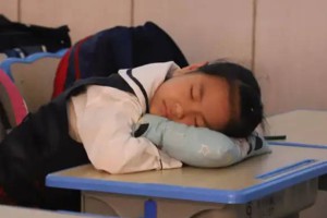 深圳一小学班级内设置午休床